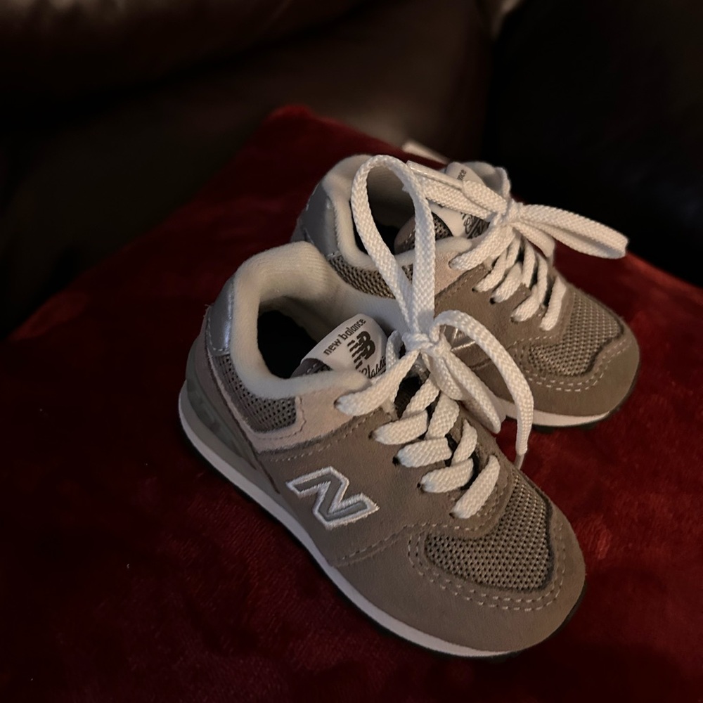 New balance baby size 4 sneakers new with shoe bag no box